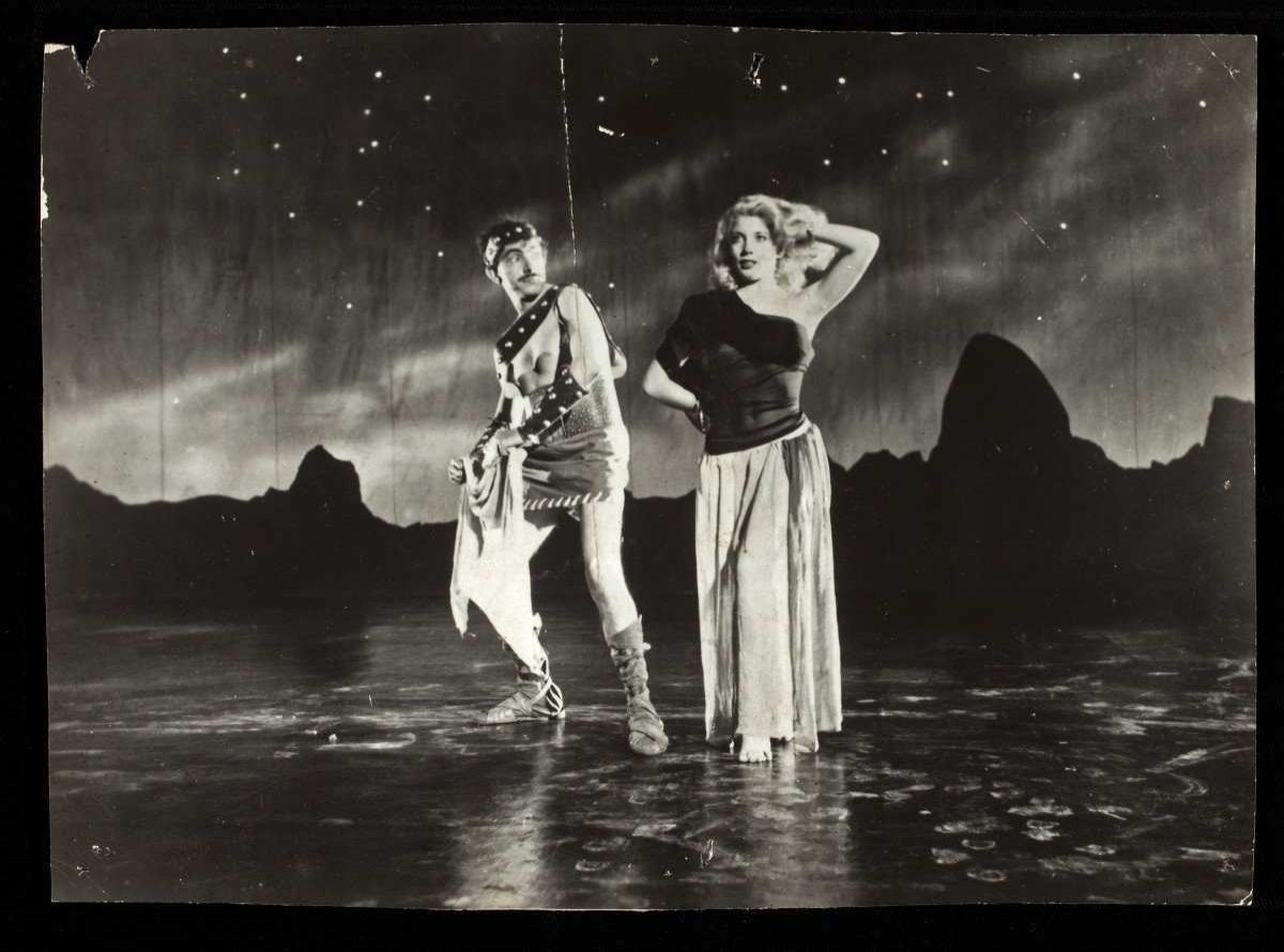 Os atores Am&aacute;cio Mazzaropi e Leila Parisi, em &rsquo;Sai da frente&rsquo; (1952)
