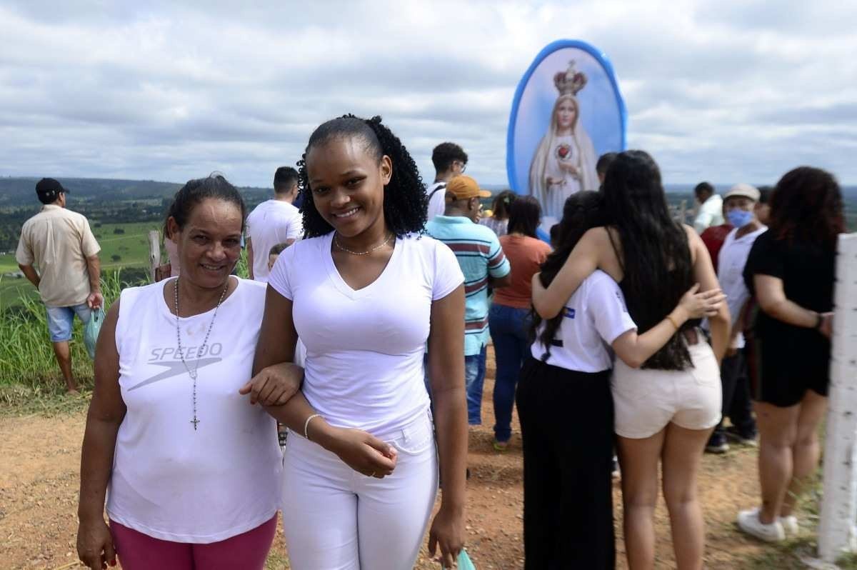  29/03/2024 Crédito: Marcelo Ferreira/CB/D.A Press. Brasil. Brasília - DF - Morro da Capelinha em Planaltina. Via Sacra. Dorgelane Dias com a filha Terezinha Frazão