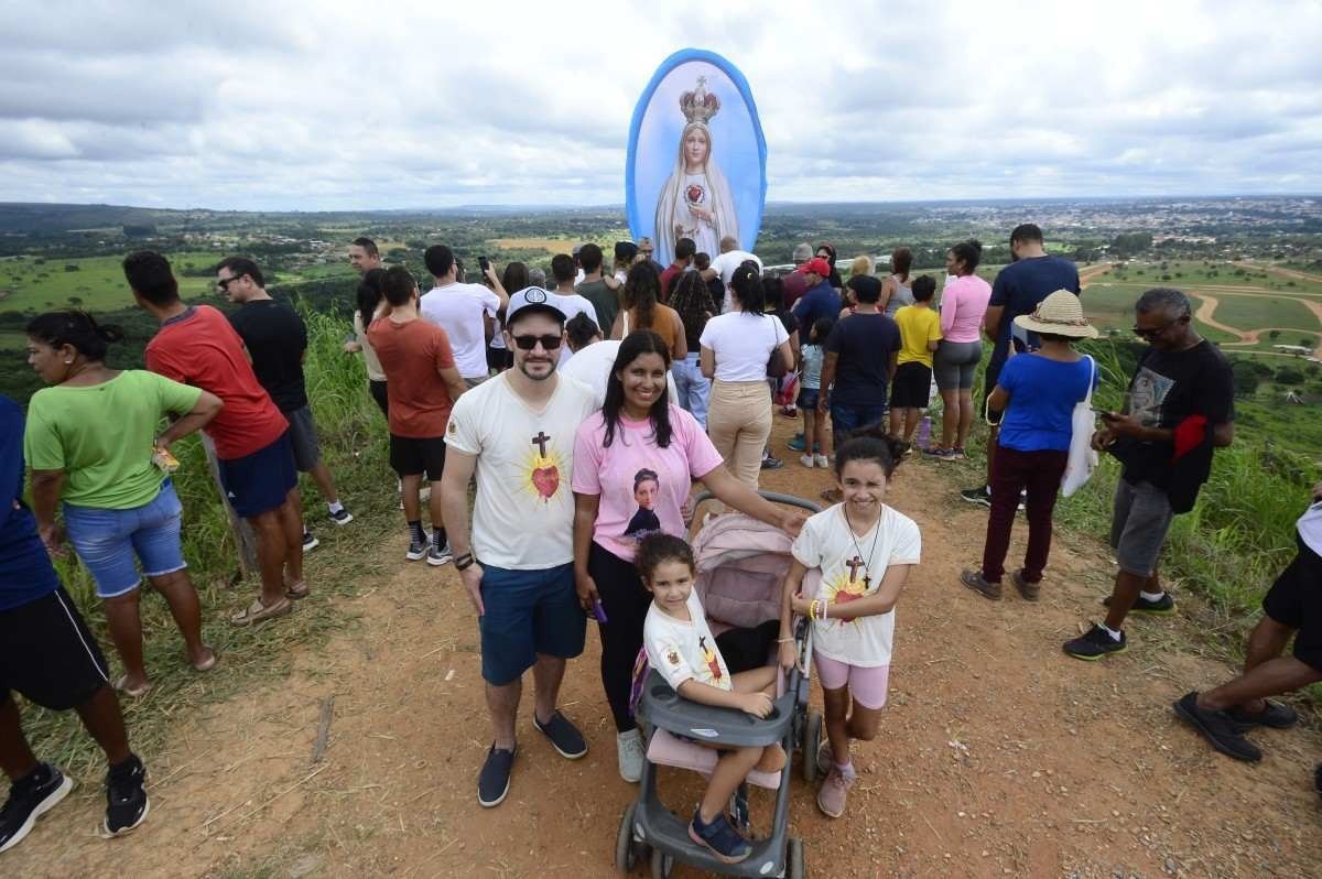  29/03/2024 Crédito: Marcelo Ferreira/CB/D.A Press. Brasil. Brasília - DF - Morro da Capelinha em Planaltina. Via Sacra. Mauricio Olveira com a esposa Ana Claudia Oliveira e as filhas Julia e Mariana.