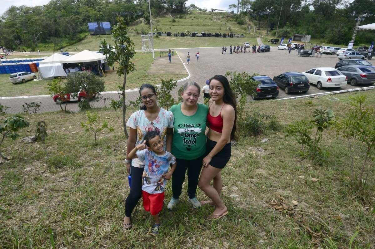  29/03/2024 Crédito: Marcelo Ferreira/CB/D.A Press. Brasil. Brasília - DF - Morro da Capelinha em Planaltina. Via Sacra. Amana Felix (camisa com imagem de Nossa Senhora) com os filhos Miguel e Rafael , Elis Regiane Fernandes (camisa Verde) e Keliane Fernandes (camiseta vermelha)