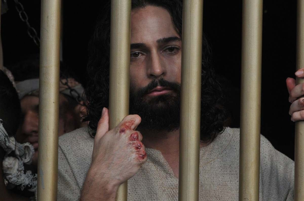  No início da encenação da via crúcis, Jesus é preso
