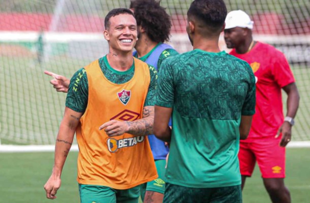 Calegari treina com o grupo e se aproxima de volta no Fluminense