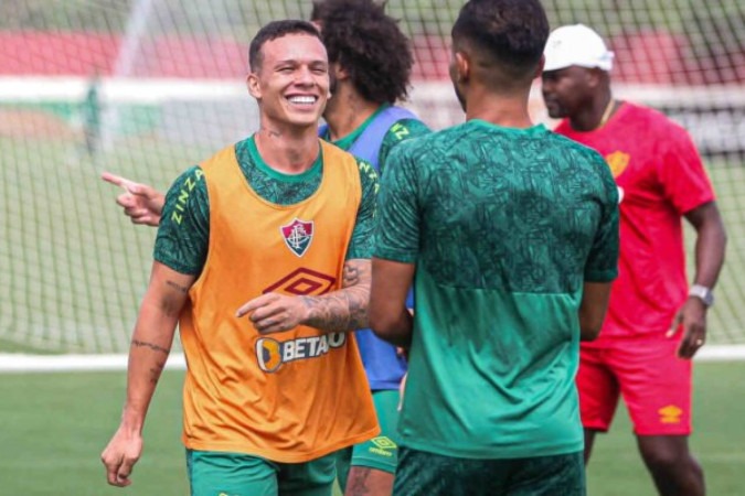 Calegari trabalhando com bola no CT Carlos Castilho ao lado do elenco do Fluminense  -  (crédito: - Foto: Marcelo Gonçalves/Fluminense)