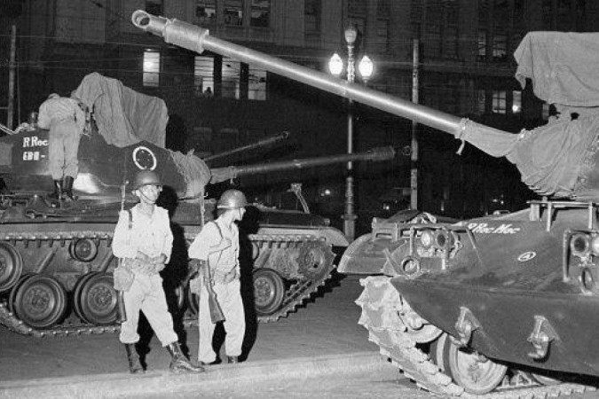 Soldados brasileiros patrulham as ruas de São Paulo em 3 de abril de 1964, após o golpe militar que levou à derrubada do presidente João Goulart  -  (crédito: Getty Images)