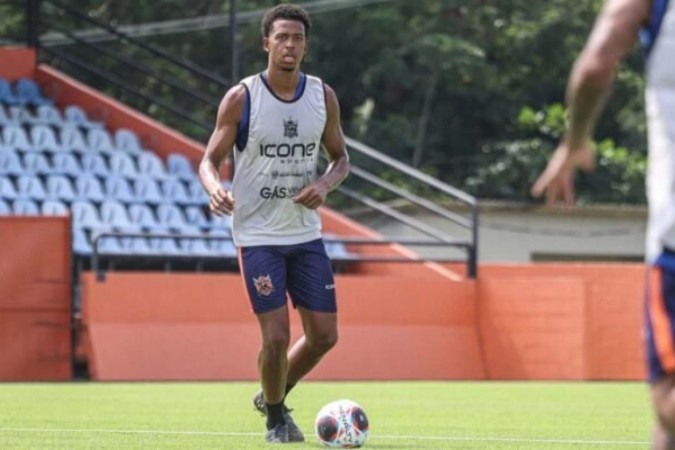 Carlinhos, de 1,95m, assinará com o Flamengo por três temporadas -  (crédito: Foto: Vitor Melo/Nova Iguaçu)