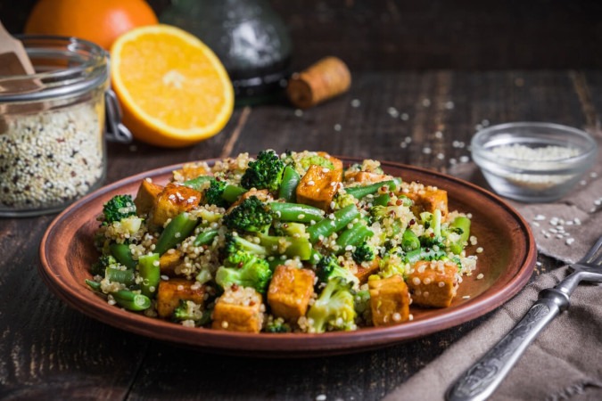 Tofu refogado com quinoa e vegetais (Imagem: YuliiaHolovchenko | Shutterstock) -  (crédito: EdiCase - veggie -> Diversao e arte)