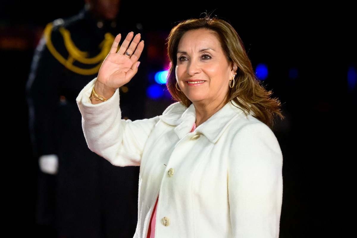 Cirurgia de nariz ameaça presidência de Dina Boluarte no Peru