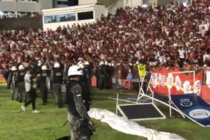 Policamento usa até gás de pimenta para conter arruaceiros  -  (crédito: Foto:  de TV)