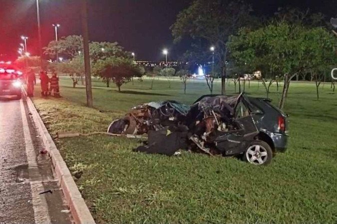 Carro colide com poste de iluminação na L4 Sul -  (crédito: SOINP/CBMDF)