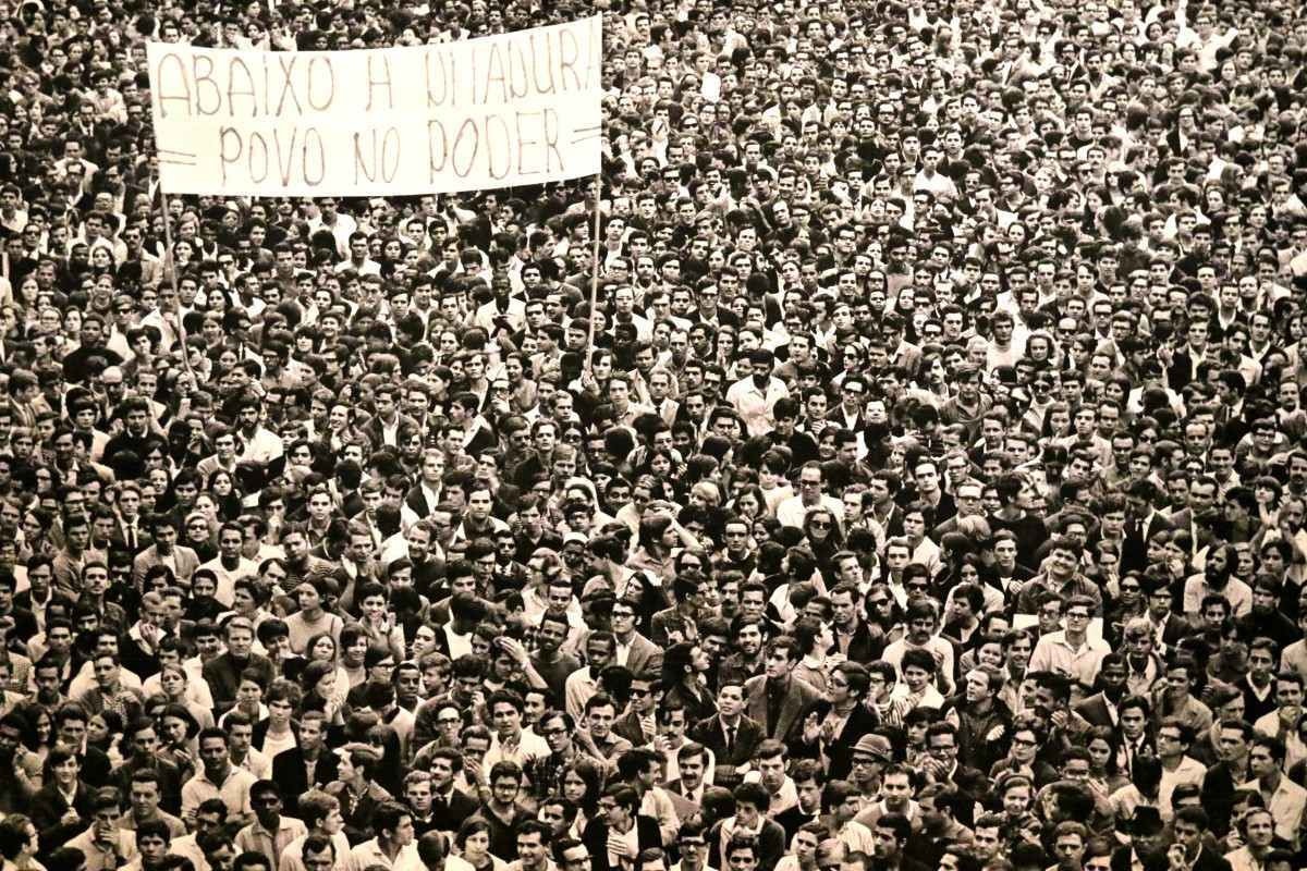 Imagem de Evandro Teixeira sobre a ditadura civil-militar brasileira na exposição 