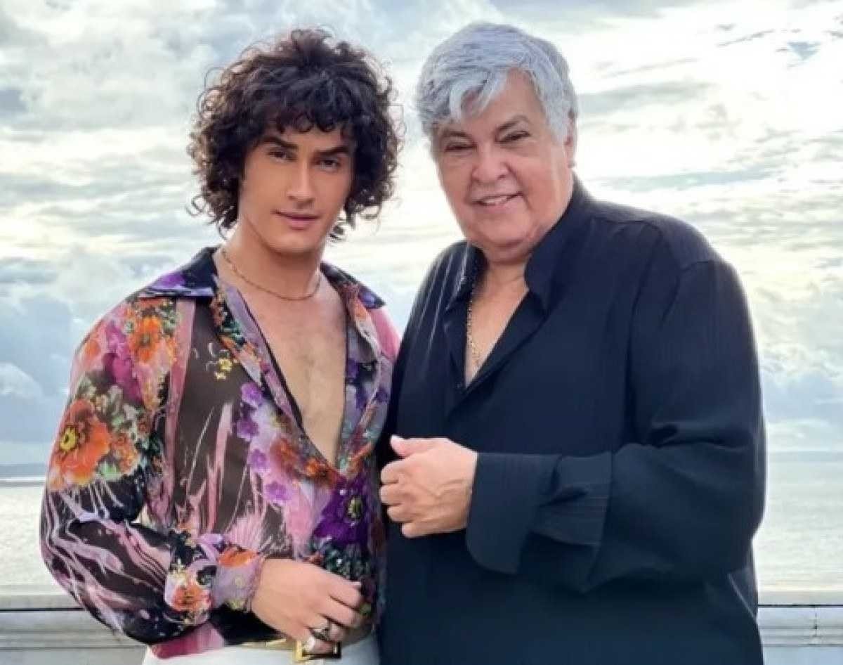 Filipe Bragan&ccedil;a caracterizado como Sidney Magal, ao lado do artista