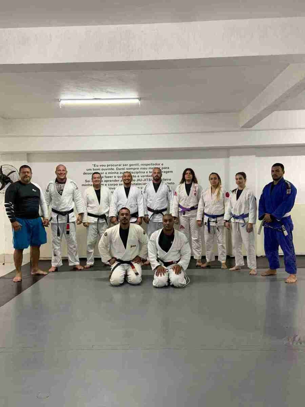 Atletas que trabalham ativamente para que os chocolates sejam recolhidos e distribuídos 