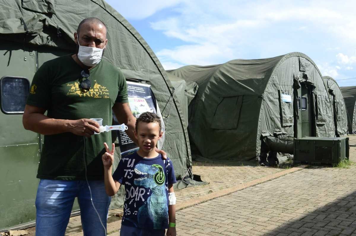 No Hospital de Campanha da Ceilândia, Luiz Cesar de Macedo com o filho Enzo.