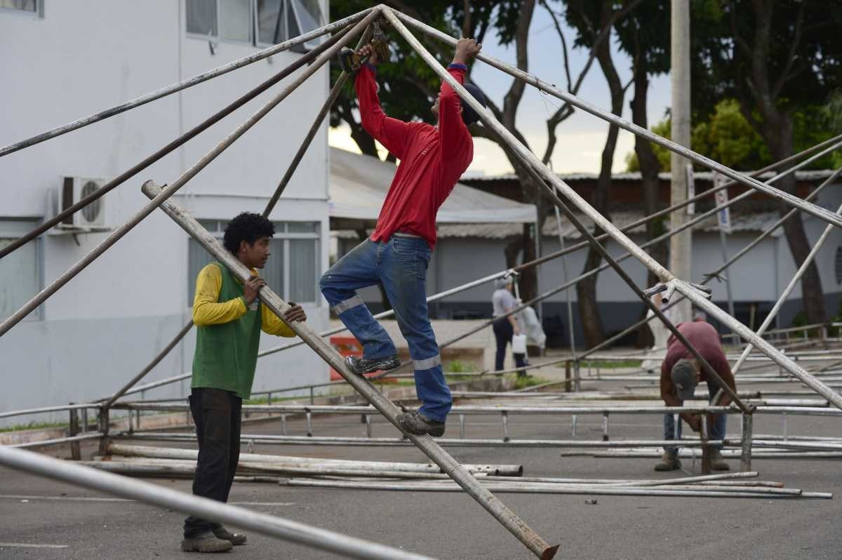 MONTAGEM DA TENDA NO ESTACIONAMENTO DO HOSPITAL DO GAMA.