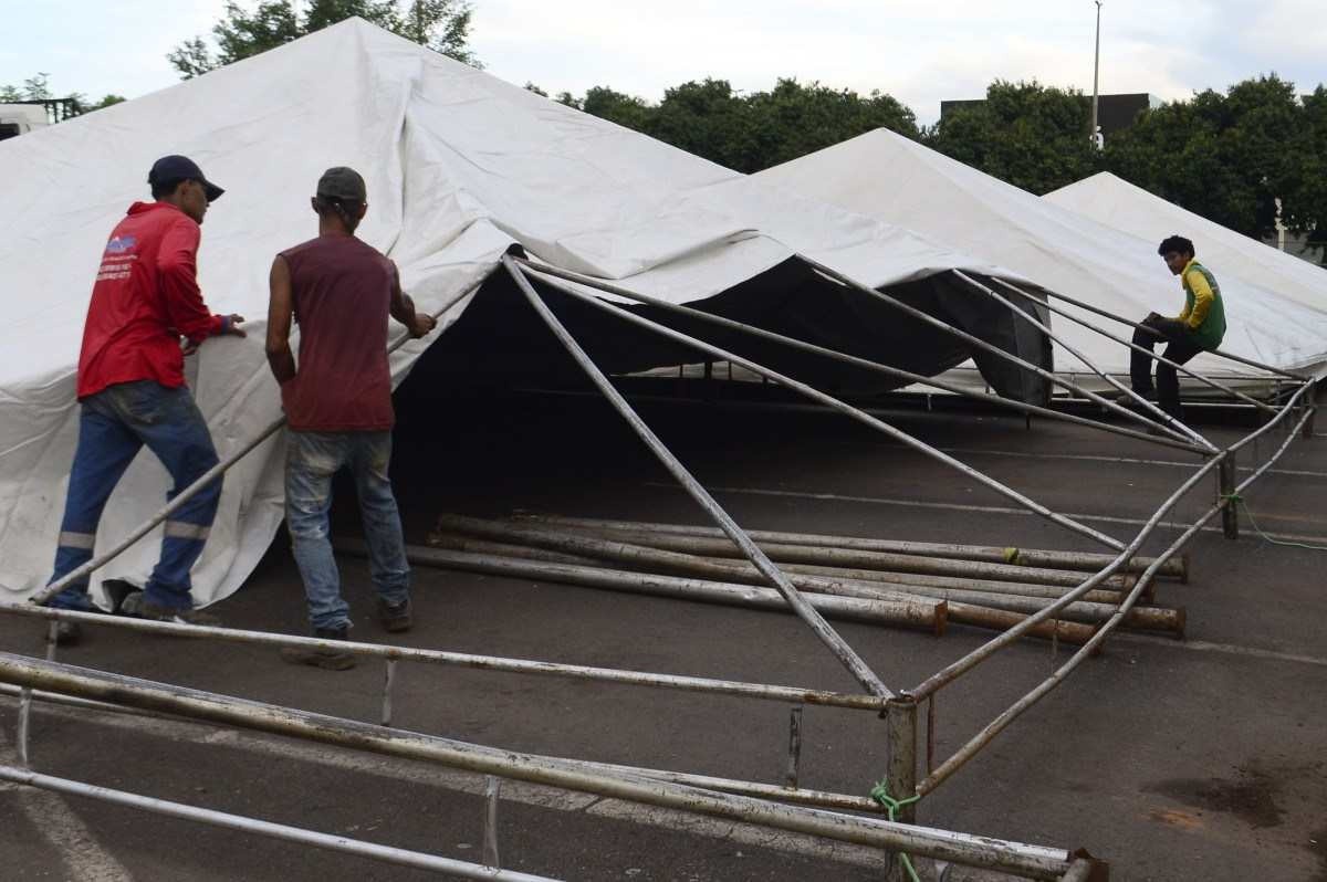  Nova tenda de acolhimento está senda montado no estacionamento do Hospital do Gama