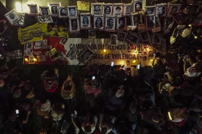 Familiares e militantes participaram da 4ª Caminhada do Silêncio, que se concentrou em frente à sede do antigo Doi-Codi, em São Paulo  -  (crédito: Miguel Schincariol/AFP)