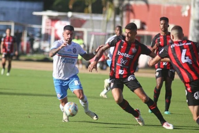 Tarciano leva o Bahia ao ataque. Foi dele o gol do Bahia aos 28 segundos da etapa final -  (crédito:  (6149) Tiago Caldas/Fotoarena)