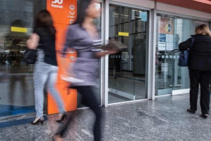 Longe da agência: em 2023, mais de 98% das solicitações recebidas pelos bancos foram solucionadas no SAC -  (crédito: Marcelo Camargo/Agência Brasil)