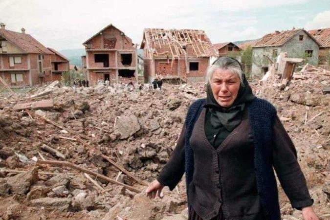 No final de 1998, mais de 300 mil kosovares fugiram de casas, segundo a Otan -  (crédito: GETTY IMAGES)