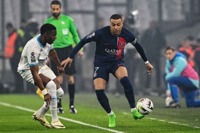 Mbappé é marcado de perto por Ulisses Garcia -  (crédito:  AFP via Getty Images)