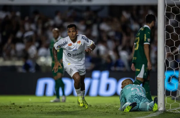 Otero marcou o gol da vitória do Santos diante do Palmeiras -  (crédito: Foto: Jhony Inácio e Rebeca Reis/Ag. Paulistão)
