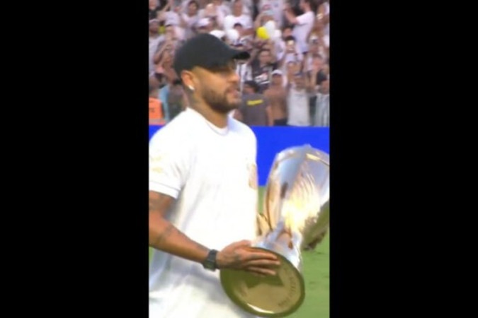 Neymar entra em campo com a Taça do Paulistão -  (crédito: Foto: Reprodução Cazé TV)