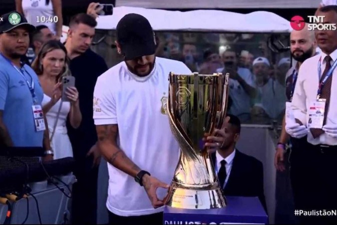 Neymar levou a taça do Paulistão durante começo do jogo entre Santos e Palmeiras -  (crédito: TNT Sports/Reprodução)