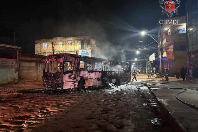 Ônibus ficou completamente destruído -  (crédito: CBMDF/Divulgação)