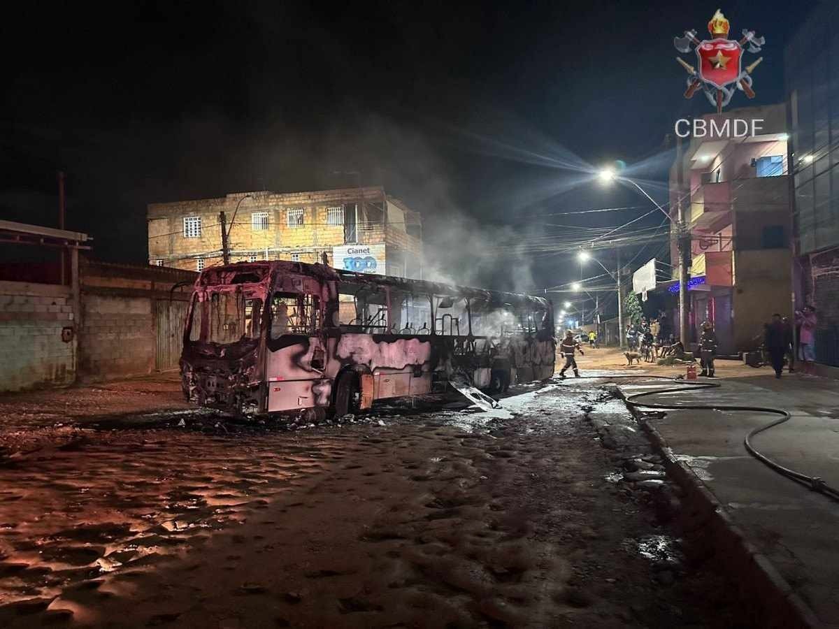Bando aborda ônibus, manda passageiros descerem e ateia fogo, no Sol Nascente
