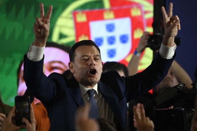 Luís Montenegro celebra vitória nas eleições de 10 de março: novo premiê, de centro-direita, terá a missão de impulsionar a economia do país  -  (crédito: Miguel Riopa/AFP)