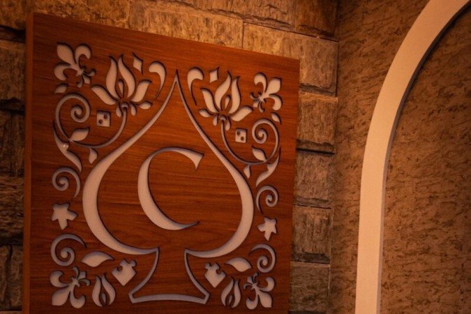 A inspiração do nome vem do jogo de tabuleiro, Carcassonne, e da cidade medieval francesa, de mesmo nome