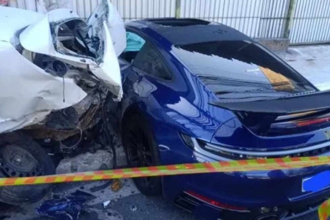O Porsche bateu na traseiro de um carro do motorista de aplicativo Ornaldo da Silva Viana, que morreu no hospital -  (crédito: Reprodução/ Redes Sociais)