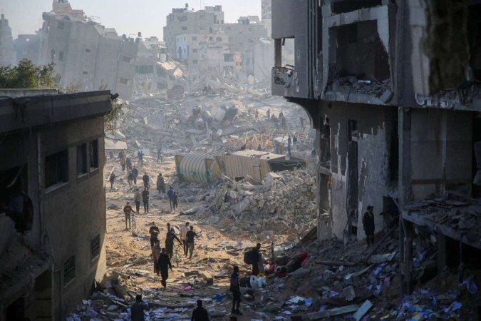 Palestinos inspecionam os danos no hospital Al-Shifa de Gaza depois que os militares israelenses se retiraram do complexo que abriga o hospital em 1º de abril de 2024       -  (crédito:  AFP)