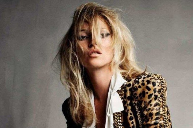 Kate Moss combinando animal print com o vermelho alizarina