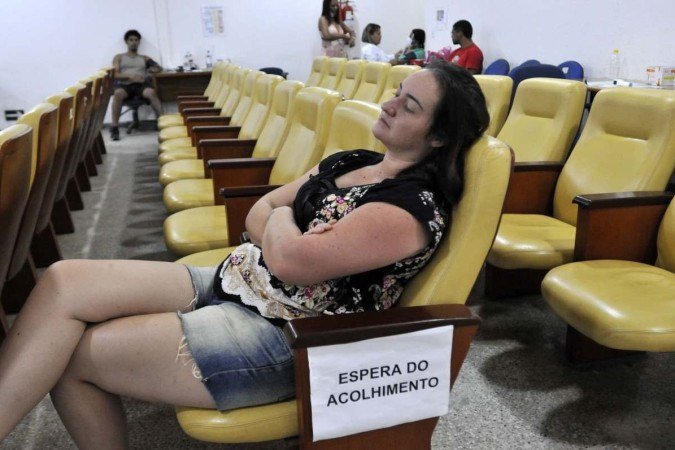 Rayane Cristina Peres mal conseguia ficar com os olhos abertos enquanto aguardava atendimento 