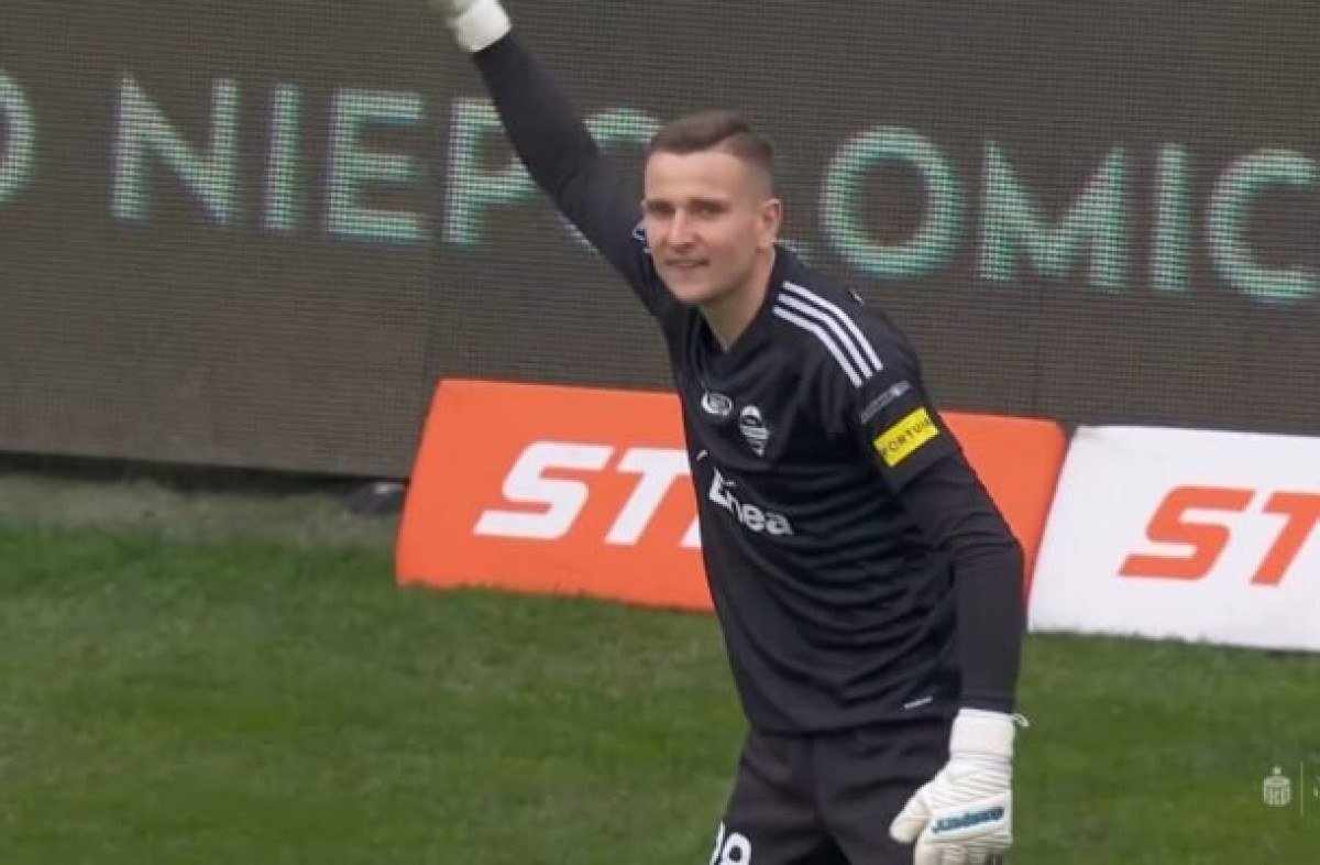 Incrível! Goleiro marca quase de sua própria área no Campeonato Polonês