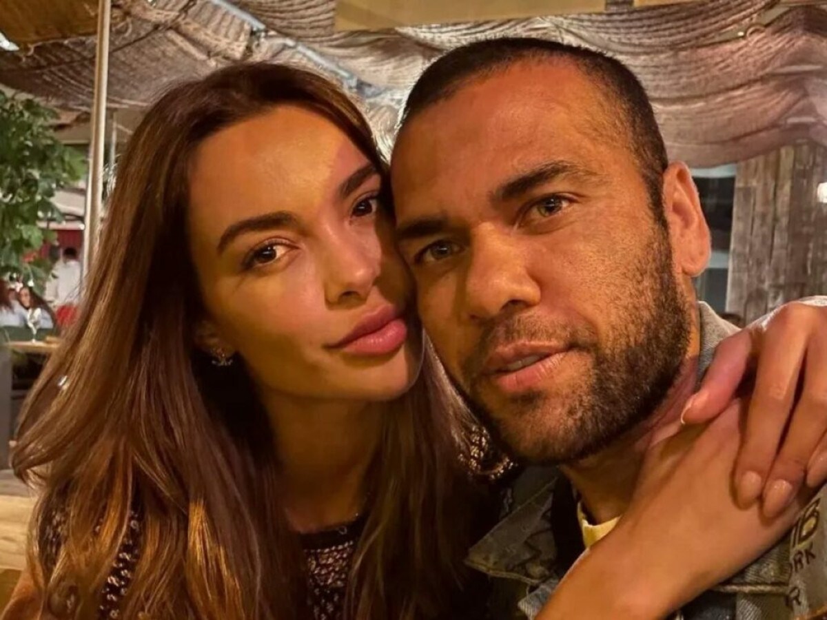 Joana Sanz posta foto de mãos dadas com Daniel Alves e detalhe intriga