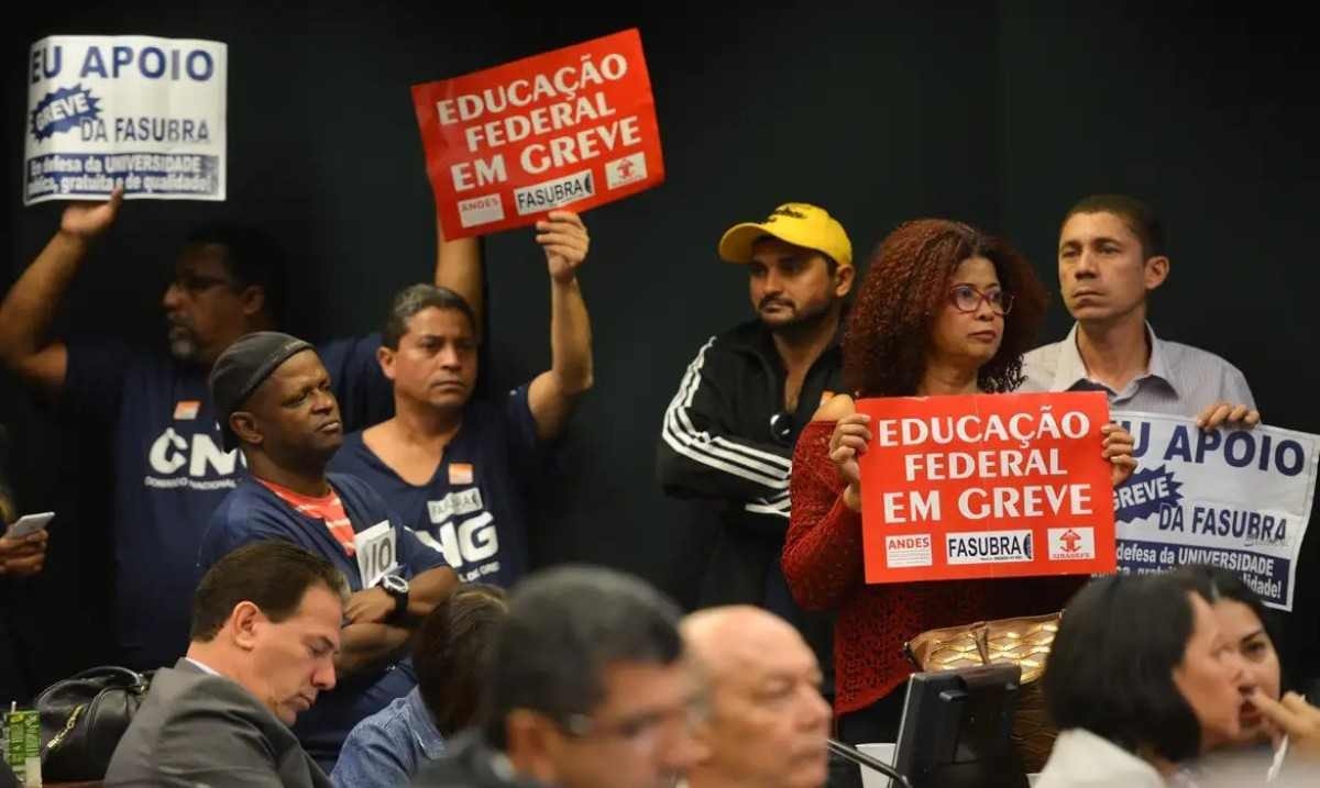 Lula insere Educação no PAC para tentar cessar greve das universidades