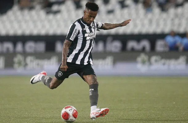 São Paulo cobra Botafogo por dívida na compra de Tchê Tchê