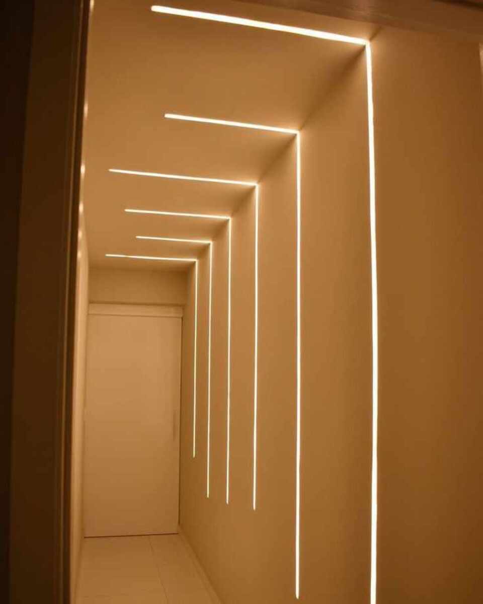 A iluminação linear é perfeita para quem deseja ter espaços da casa com efeitos visuais diferentes e únicos