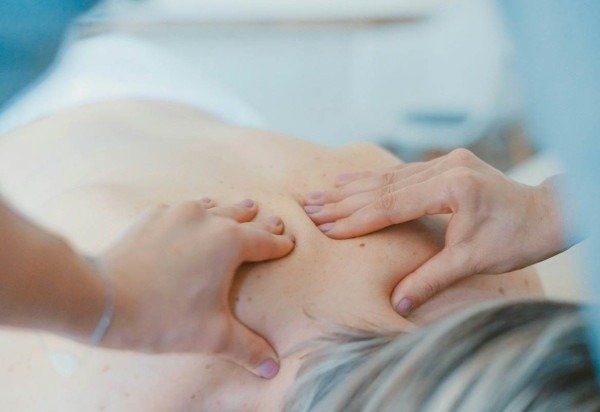 Massagens também podem ajudar no relaxamento muscular. Massagens também podem ajudar no relaxamento muscular.