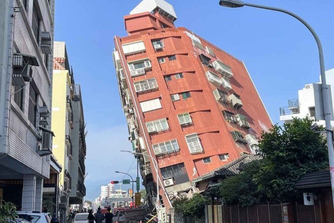  Edifício, em Taipei, fica inclinado a 45 graus após tremores -  (crédito: Fotos: AFP)