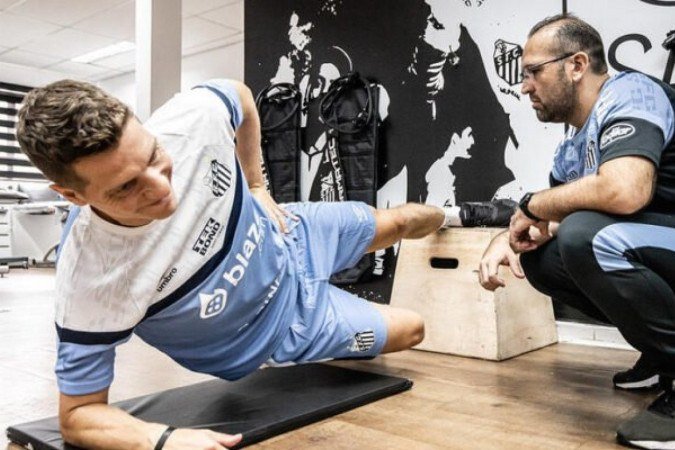 Furch está com inflamação e trabalha para jogar - (crédito: Foto: Raul Baretta/Santos FC) Furch está com inflamação e trabalha para jogar - (crédito: Foto: Raul Baretta/Santos FC)