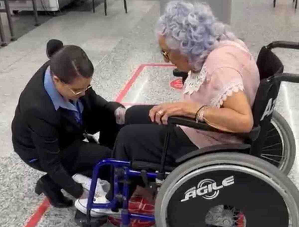 Yara Ferreira de Jesus, de 91 anos, embarcava no Aeroporto Internacional do Guararapes, em Recife, para Brasília quando precisou passar pela revista pessoal.  -  (crédito: Reprodução Marcela)