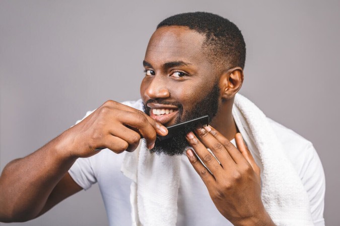 Manter a barba limpa ajuda a controlar a oleosidade da pele (Imagem: YoloStock | Shutterstock) -  (crédito: EdiCase - Beleza -> Revista)