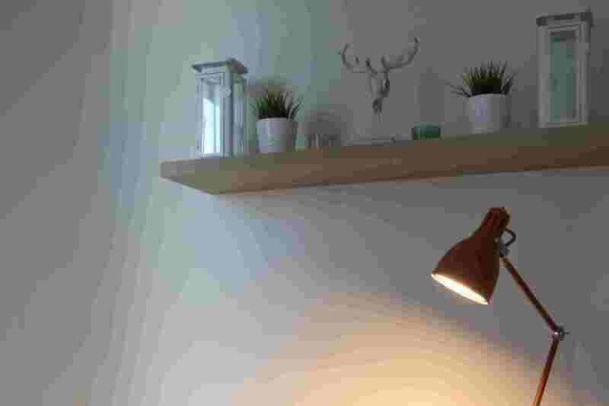 Luminárias de mesa produzem uma iluminação direta, ideal para atividades de foco e concentração, como leituras, estudos e trabalho