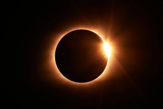 O eclipse total do sol é esperado para ser visto em Nova York por volta das 15h15 por meros minutos, enquanto a lua atravessa o espaço entre o sol e a Terra -  (crédito: Jongsun Lee/Unsplash)