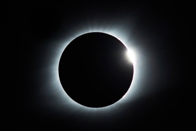 No eclipse solar total, a Terra, a Lua e o Sol se alinham em uma posição exata, o que faz com que o Sol seja tapado pela Lua de quem observa da Terra -  (crédito: Mathew Schwartz/Unsplash)