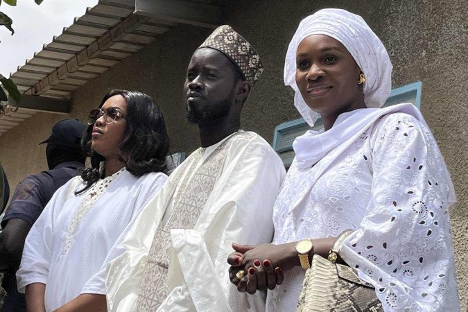 A primeira esposa do presidente eleito, Marie Khone, é natural da mesma cidade do presidente senegalês. Eles se casaram há 15 anos e têm quatro filhos. O político celebrou o segundo casamento com Absa Faye há um ano -  (crédito: KHADIDIATOU SENE / AFP)