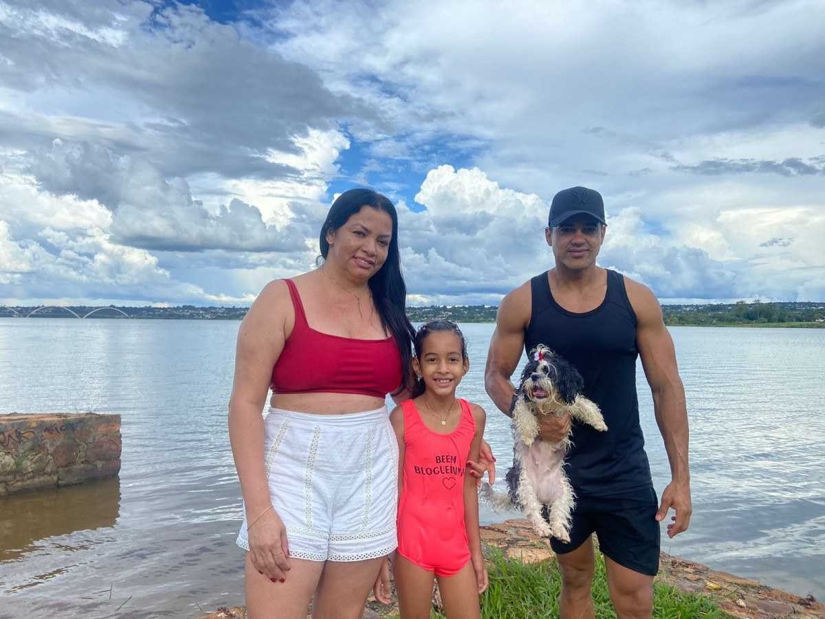 Em família: Cleiton César e a esposa, Sandra Rodrigues, curtem a orla do lago Paranoá com a filha, Eloah 